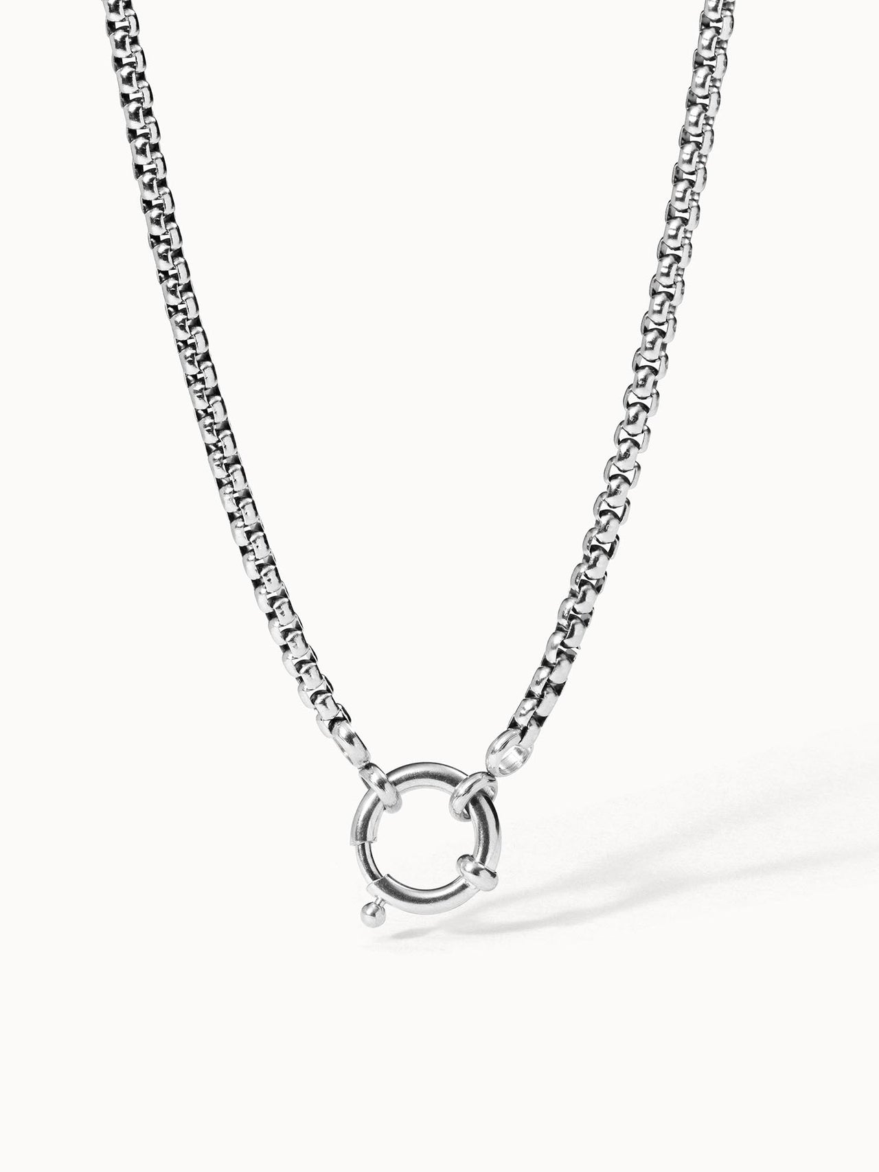 Feel Good Charm Kette aus nickelfreiem Silber mit großer Öse, minimalistisch und elegant, PURELEI-Design.