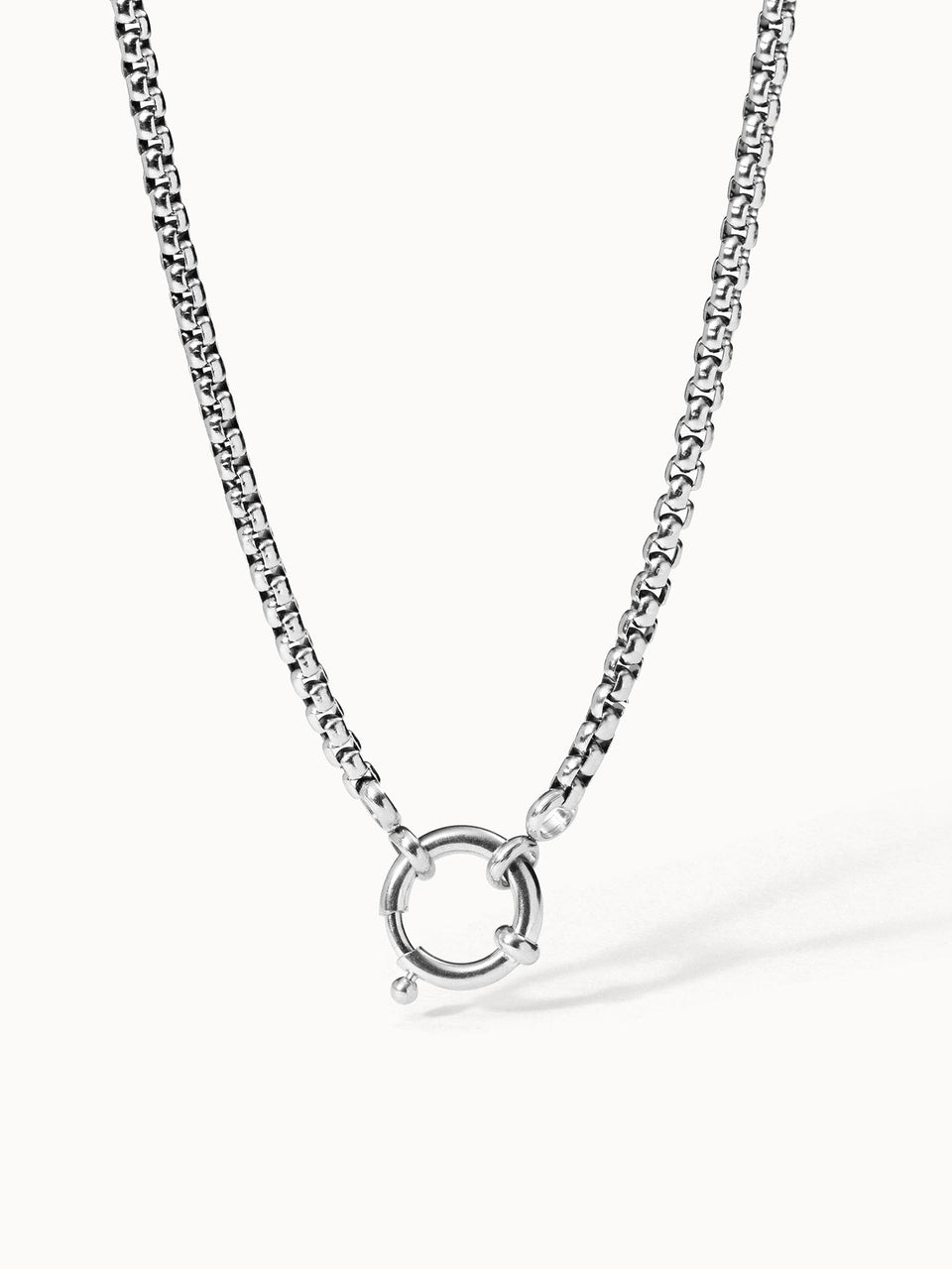Feel Good Charm Kette aus nickelfreiem Silber mit großer Öse, minimalistisch und elegant, PURELEI-Design.