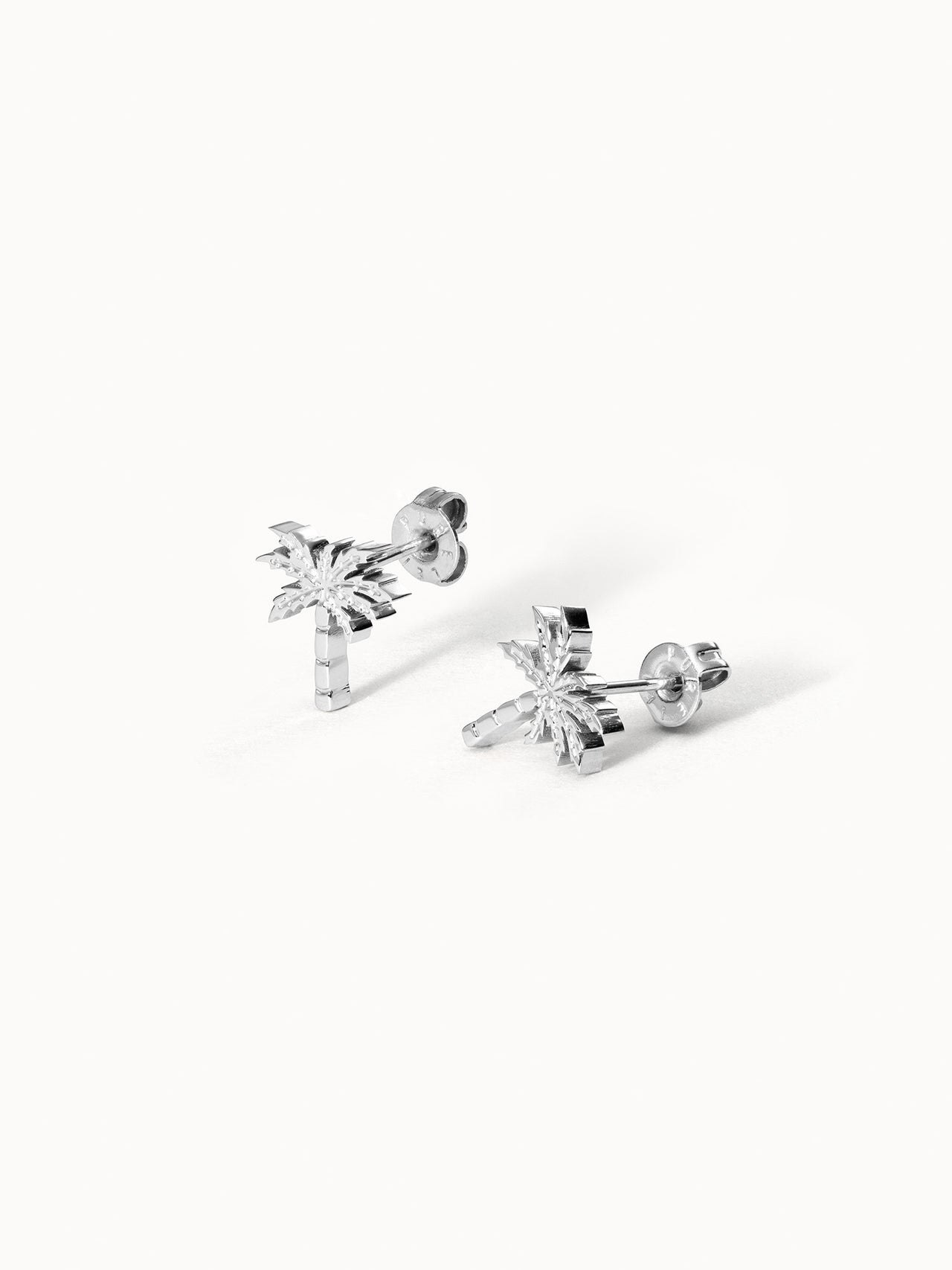 PURELEI Palm Ohrringe aus nickelfreiem, glänzendem Silber in zarter Palmenform, minimalistisch und elegant.