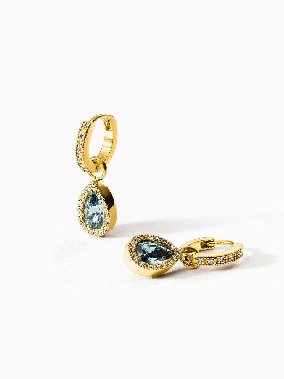 PURELEI Bellezza Ohrringe mit goldenen Creolen und aquamarinfarbenen Tropfenanhängern, elegant und nickelfrei.