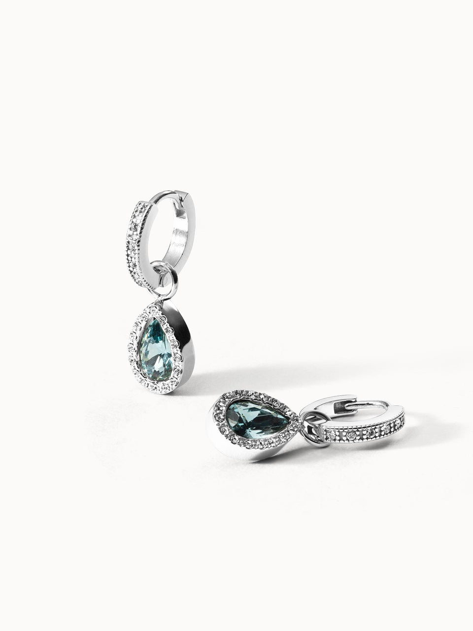 PURELEI Bellezza Ohrringe aus Edelstahl mit aquamarinfarbenem Tropfen und Glaskristallen, elegant und nickelfrei.