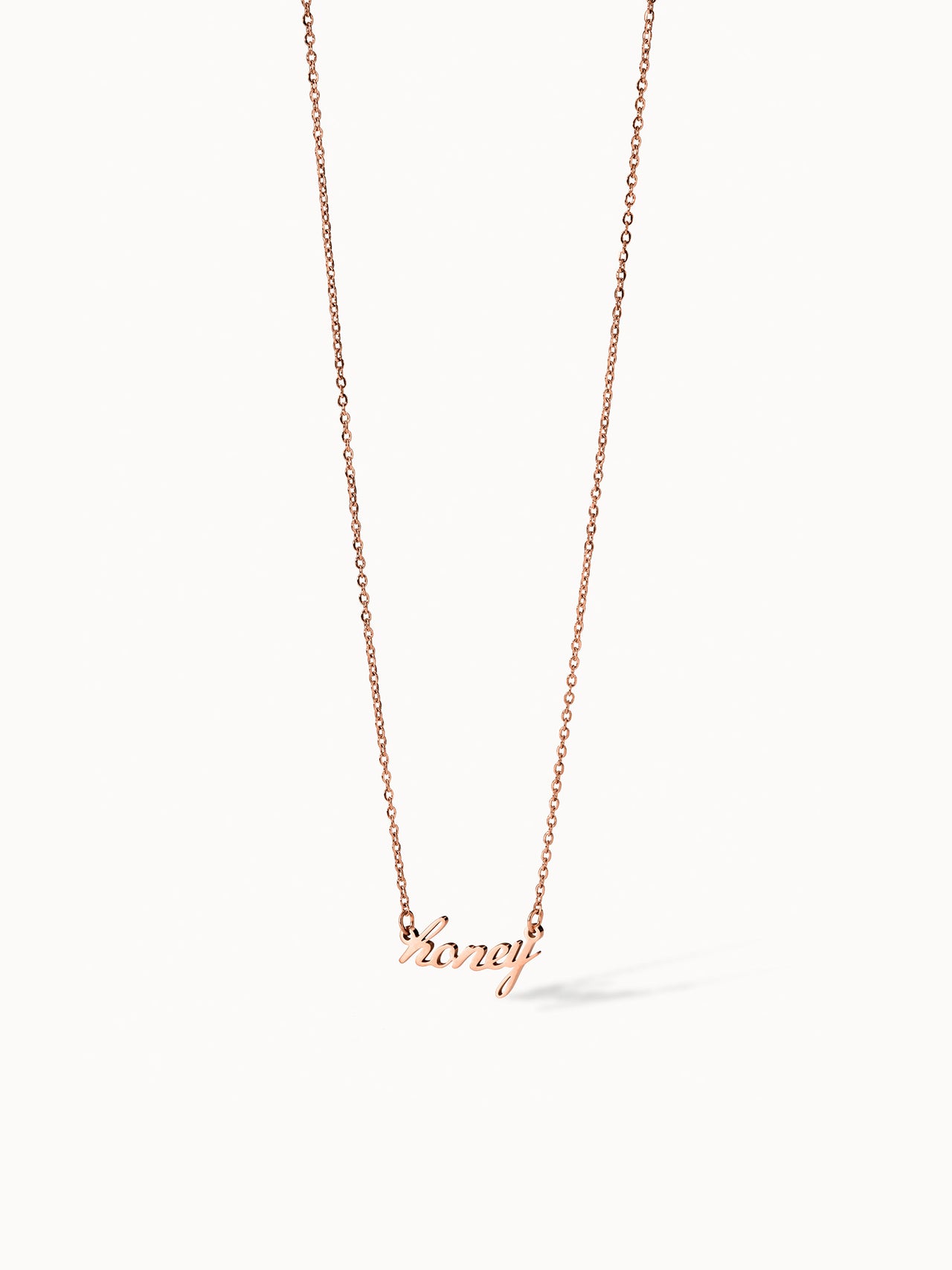 PURELEI Honey Kette in 18K Roségold vergoldetem Edelstahl mit verspieltem Schriftzug, elegant und feminin.