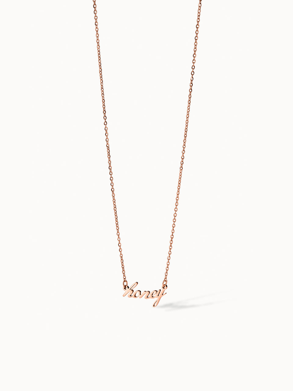 PURELEI Honey Kette in 18K Roségold vergoldetem Edelstahl mit verspieltem Schriftzug, elegant und feminin.