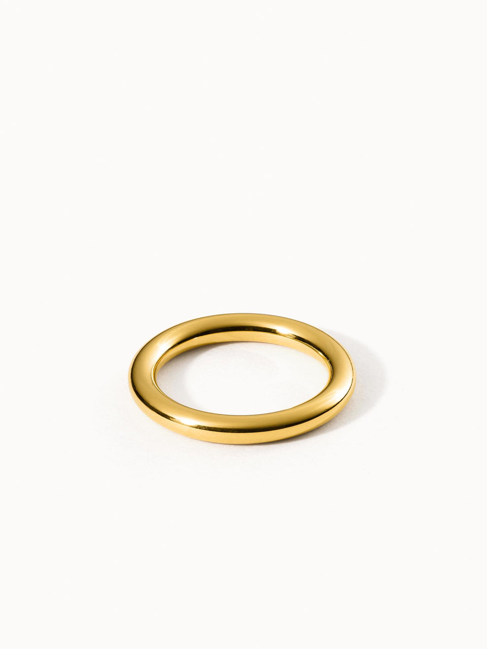 Purelei Glossy Ring aus 18K vergoldetem Edelstahl mit glänzender Oberfläche, schlicht und elegant inszeniert auf hellem Hintergrund.