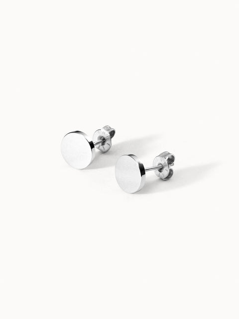 PURELEI Base Ohrring aus nickelfreiem, silbernem Edelstahl mit rundem, minimalistischem Design auf weißem Hintergrund