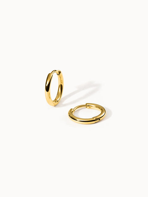 Spirit Ohrringe, kleine goldene Creolen aus 18K vergoldetem Edelstahl, elegant und zeitlos von PURELEI.
