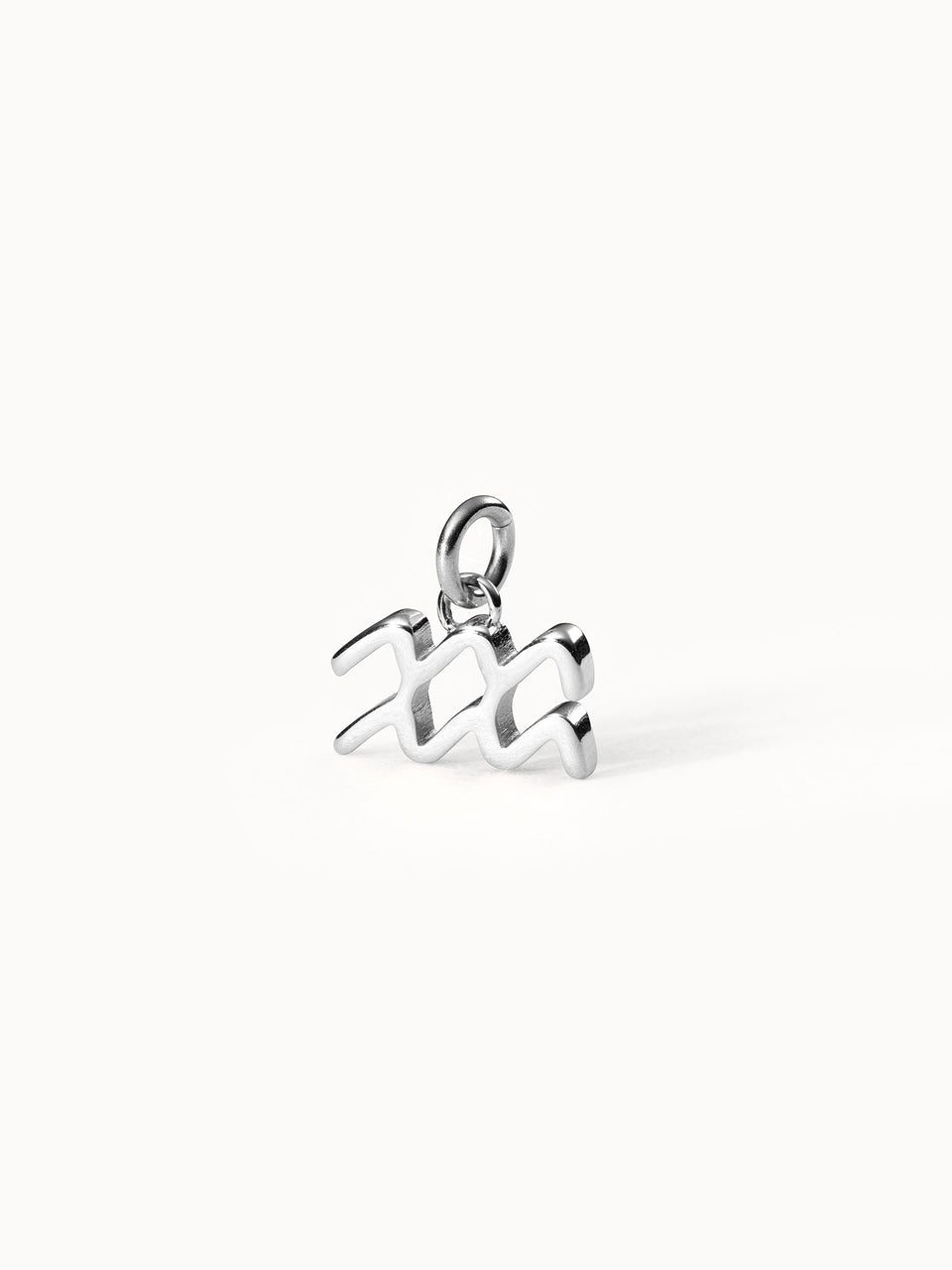Wassermann Zodiac Charm aus nickelfreiem Silber, filigran und klar gestaltet auf hellem Hintergrund mit PURELEI-Ästhetik