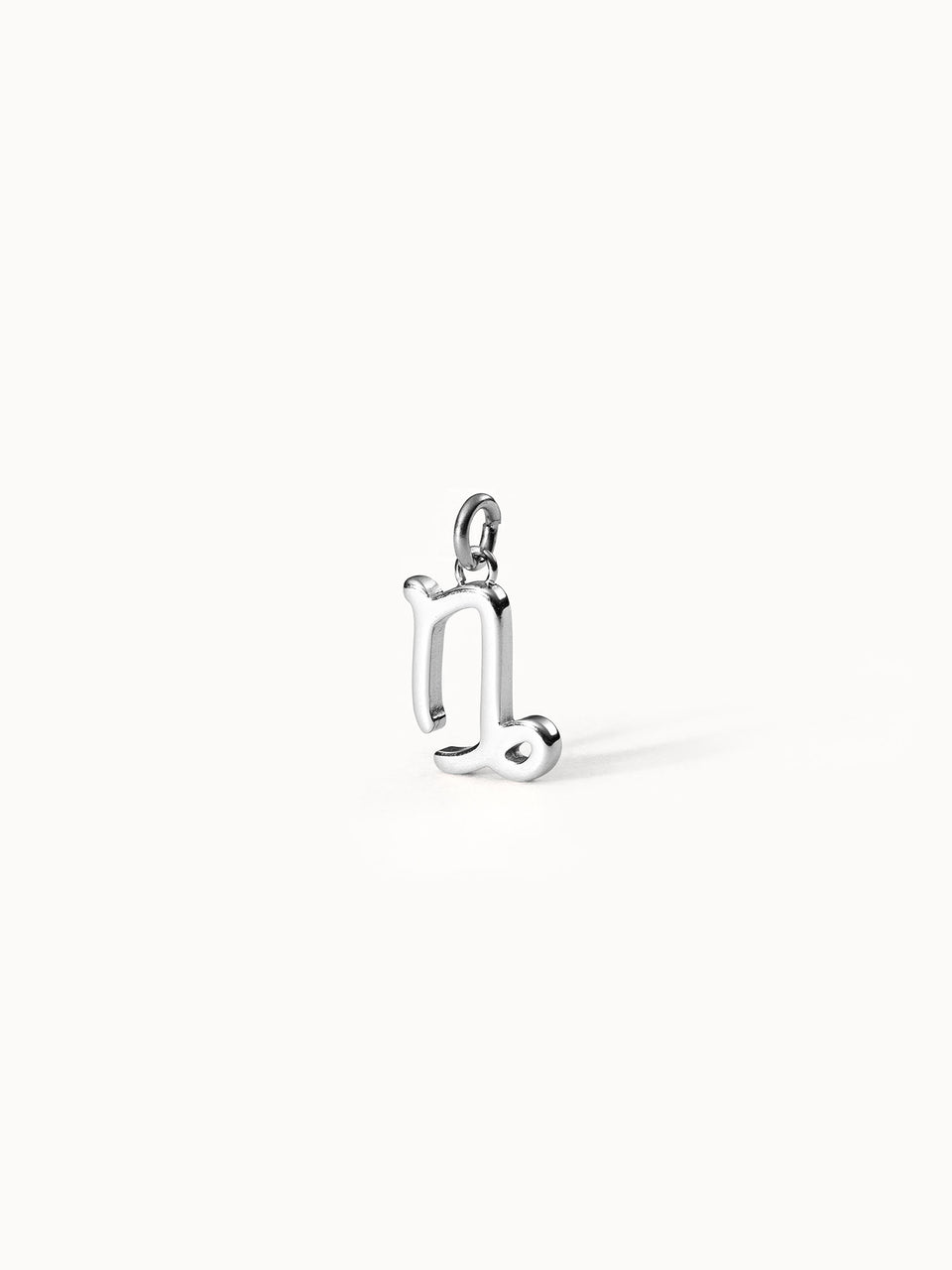 Steinbock Zodiac Charm aus nickelfreiem, poliertem Silber – minimalistisch und elegant, PURELEI Signature.
