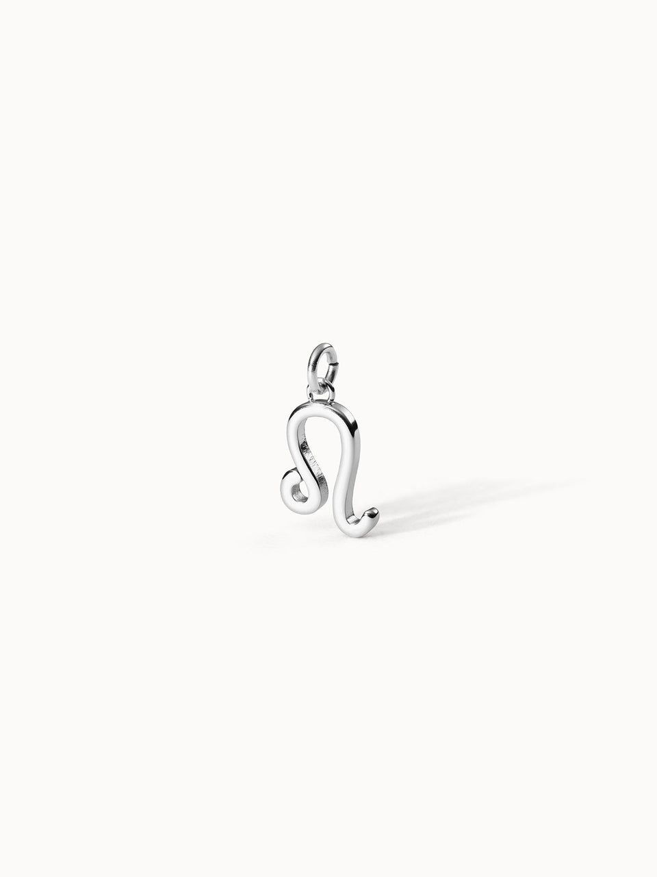 Löwe Zodiac Charm aus nickelfreiem Silber, filigran und elegant, vor hellem, cleanem Hintergrund von PURELEI.