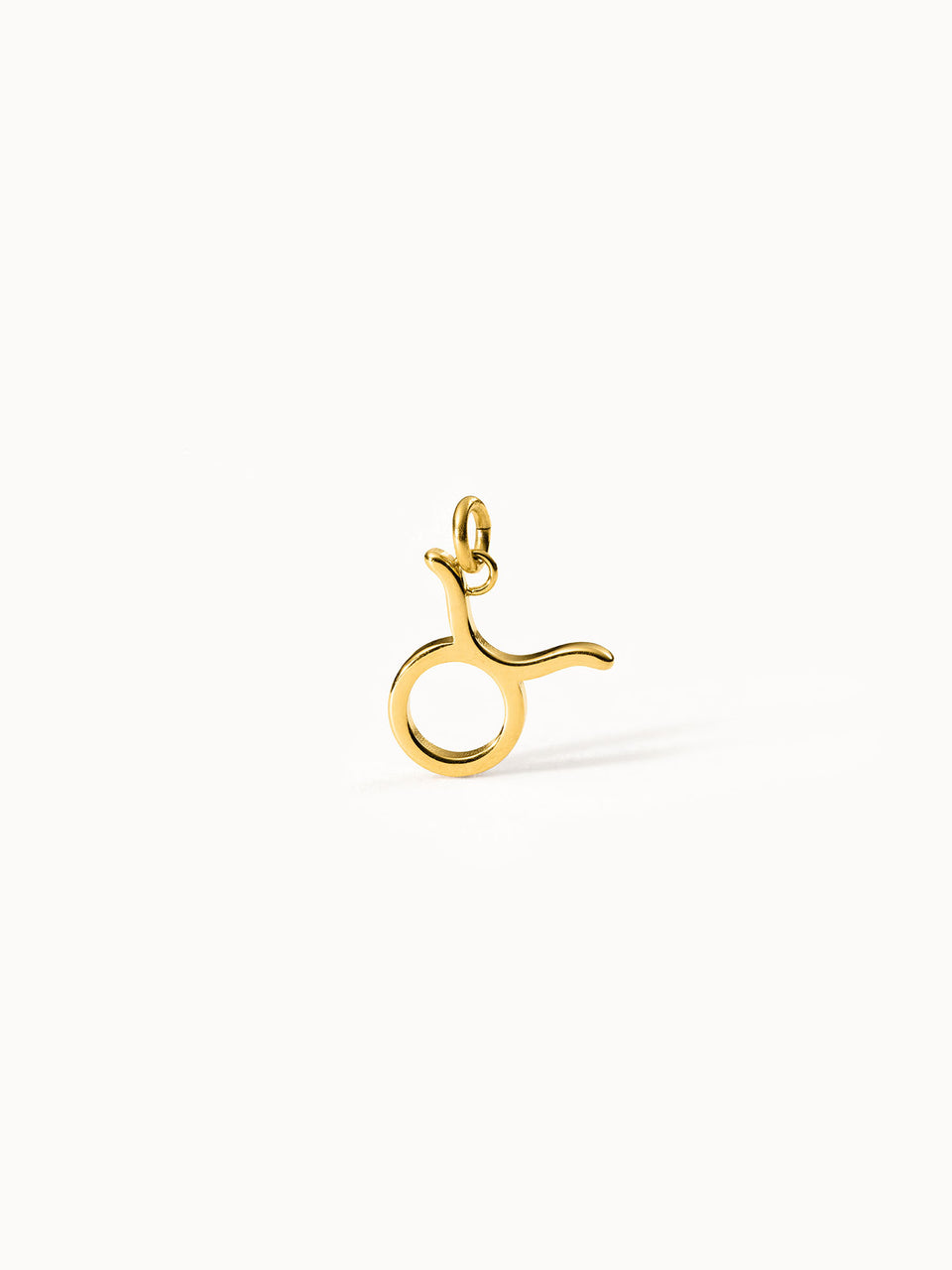 Stier Zodiac Charm aus vergoldetem Edelstahl, minimalistisches Design auf hellem Hintergrund, PURELEI Eleganz.