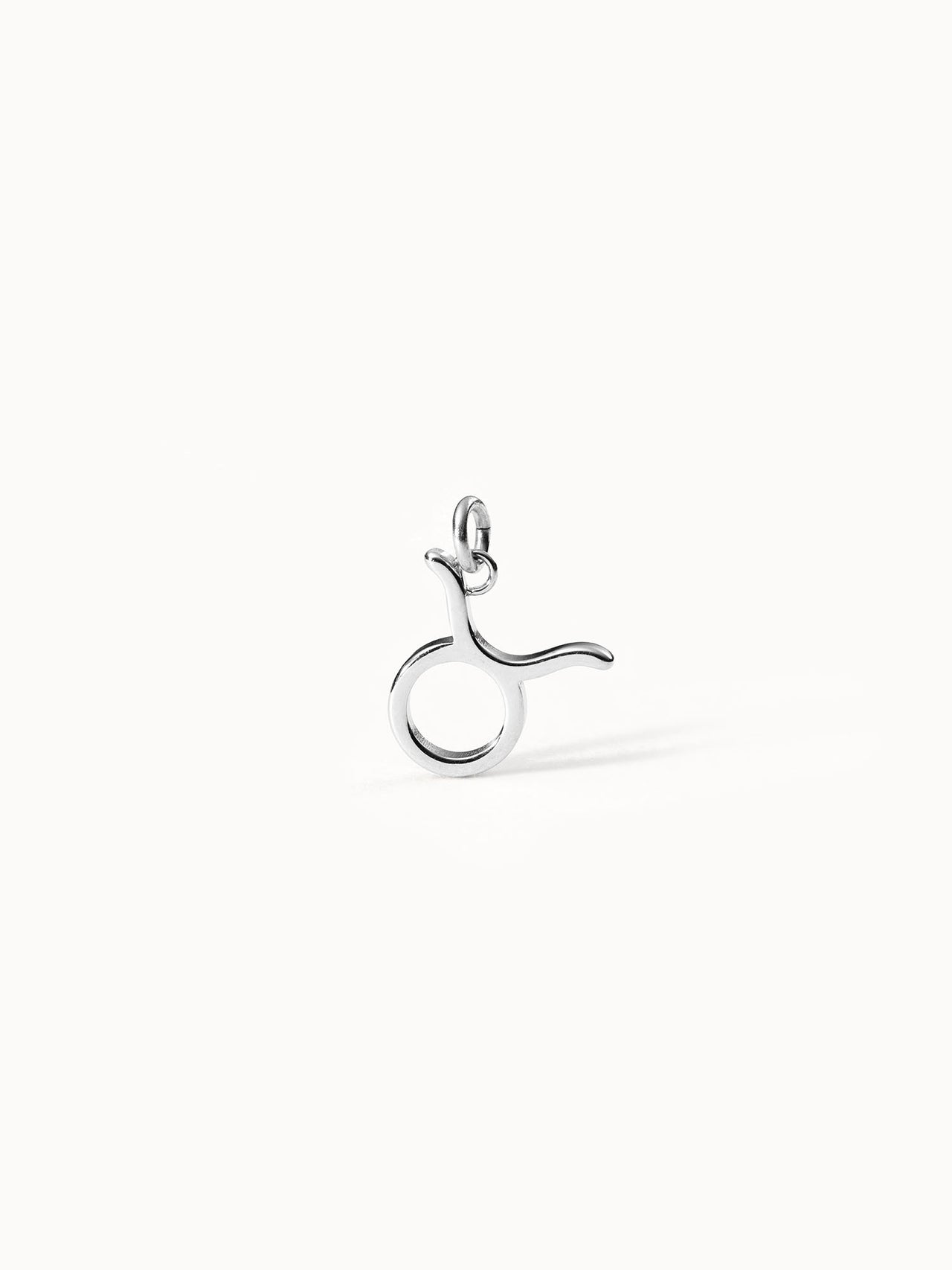 Stier Zodiac Charm aus nickelfreiem, silbernem Edelstahl minimalistisch auf hellem Hintergrund – PURELEI.