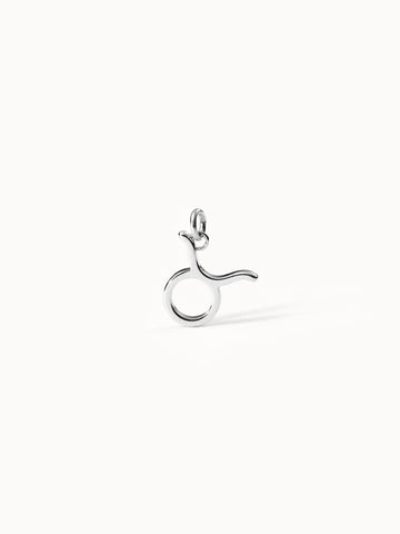Stier Zodiac Charm aus nickelfreiem, silbernem Edelstahl minimalistisch auf hellem Hintergrund – PURELEI.