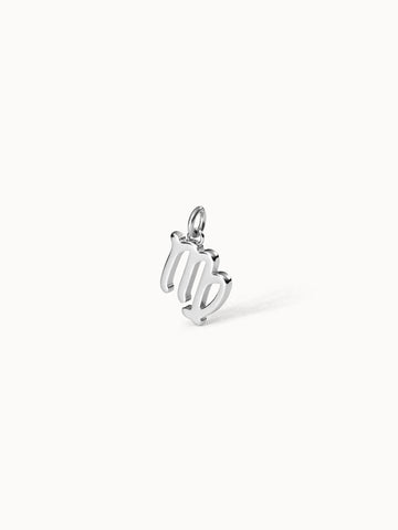 Jungfrau Zodiac Charm aus nickelfreiem Silber, filigran geformt, minimalistisch auf hellem Hintergrund von PURELEI.