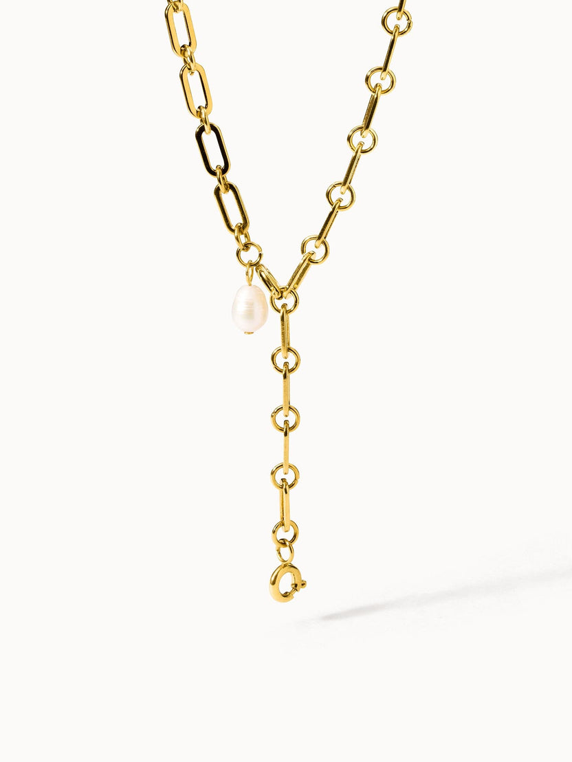 Goldene Kette mit Muschel-Anhänger von PURELEI, elegant und modern.