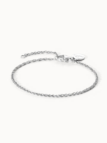 Feines silbernes Brave Armband aus Edelstahl, filigran und elegant, pure Ästhetik von PURELEI.