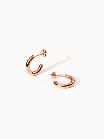 Roségoldene Brave Ohrringe aus 18K rosévergoldetem Edelstahl, minimalistisch und elegant auf hellem Hintergrund, PURELEI