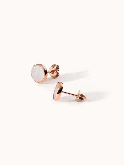 White Gloss Ohrringe, runde Perlmutt-Ohrstecker in 18K Roségold, elegant und zeitlos von PURELEI.