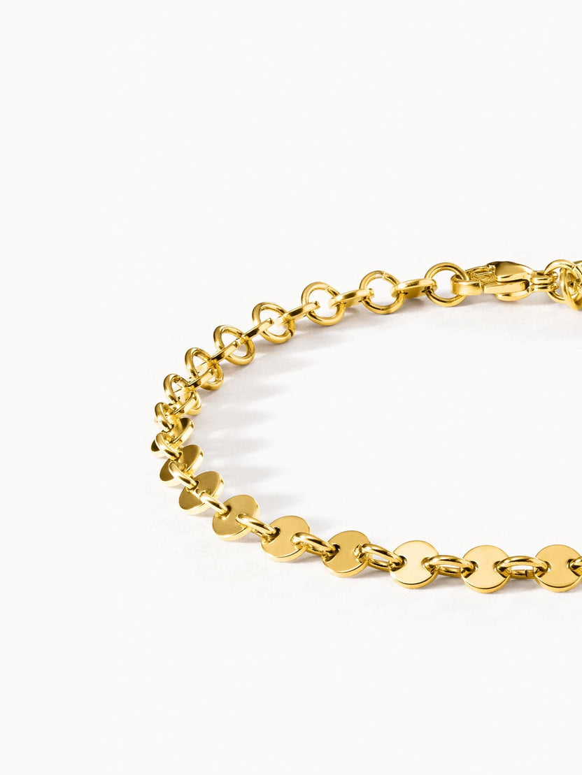 Goldenes Armband mit runden Elementen, elegant und modern, von PURELEI.