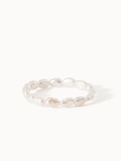 Perlenarmband in sanftem Weiß, elegant und feminin, von PURELEI.