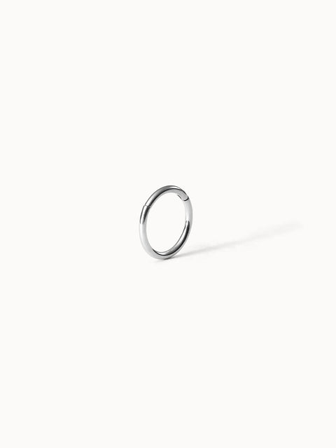 Basic Piercing silberner, nickelfreier Edelstahlring von PURELEI, minimalistisch und elegant vor hellem Hintergrund.