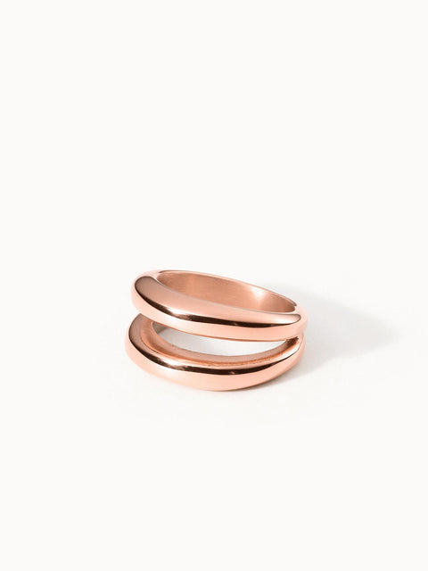 Roségoldener Ring mit geschwungenem Design von PURELEI, elegant und modern.