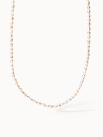 Zarte Perlenkette in sanften Rosé- und Cremetönen von PURELEI, elegant und feminin.