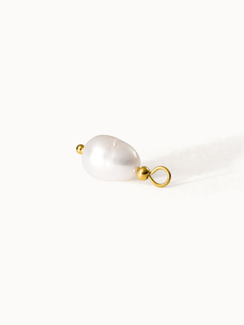 Perlenanhänger aus Gold und weißer Süßwasserperle von PURELEI, elegant und zeitlos.