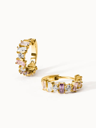 Goldene Creolen mit bunten Steinen von PURELEI, elegant und strahlend.