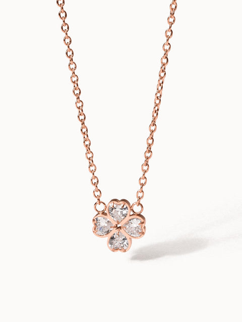 Roségoldene Kette mit blütenförmigem Anhänger und klaren Steinen von PURELEI.