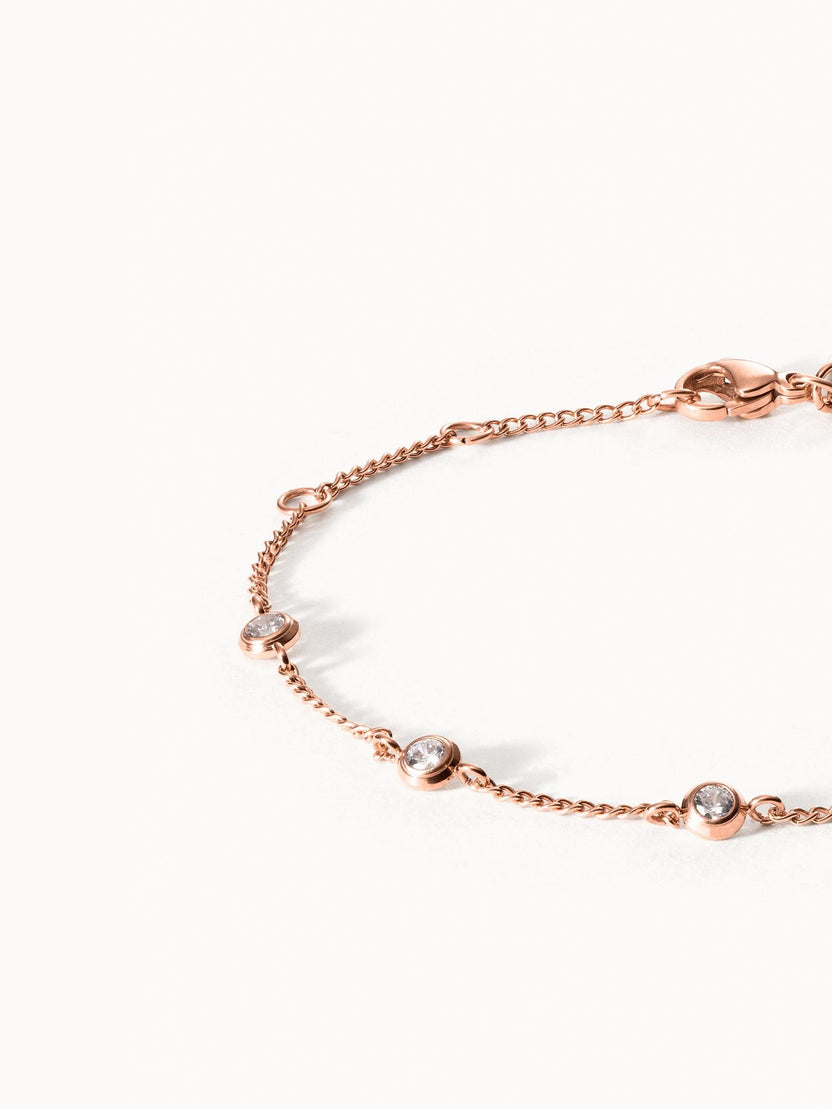 Roségoldenes Armband mit funkelnden Steinen, elegant und feminin, von PURELEI.
