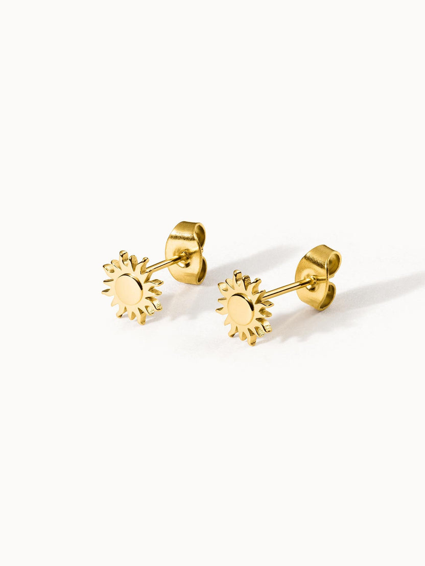 Goldene Sonnenohrringe von PURELEI, strahlendes Design, elegant und verspielt.