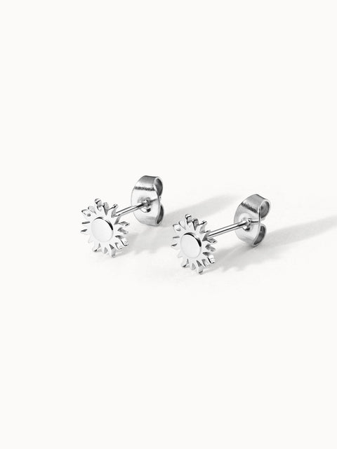 Silberne Ohrringe mit Sonnenmotiv von PURELEI, elegant und modern.