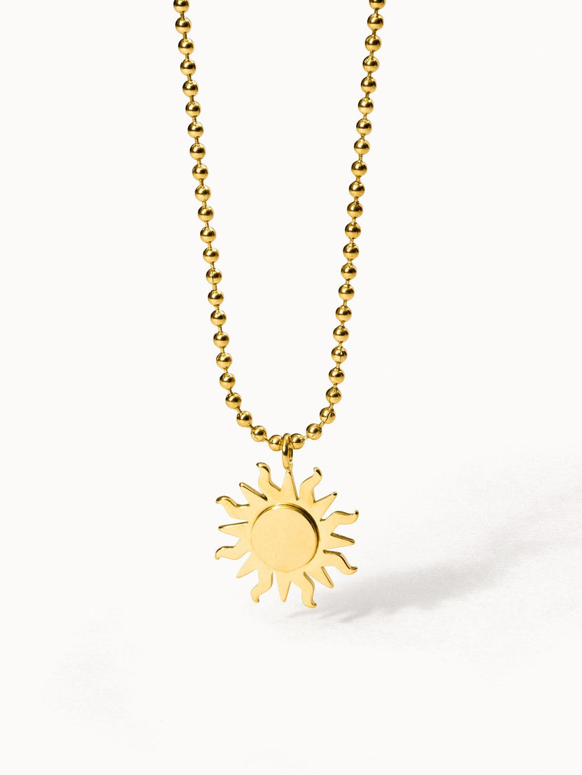 Goldene PURELEI Halskette mit sonnigem Anhänger, strahlend und elegant.