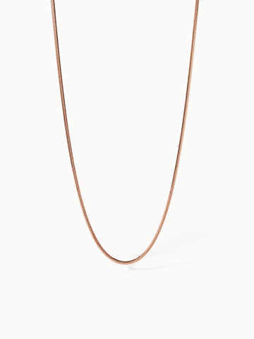 Roségoldene Kette mit feiner Struktur, elegant und zeitlos, von PURELEI.