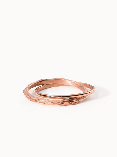 Roségoldenes Ring-Set mit Wellenstruktur von PURELEI, elegant und feminin.