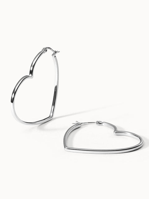 Big Love Ohrringe, nickelfreie silberne herzförmige Creolen mit matter Oberfläche von PURELEI, elegant und modern.