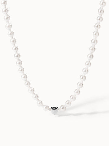 Perlenkette mit Herzanhänger in Silber und Weiß von PURELEI, elegant und feminin.