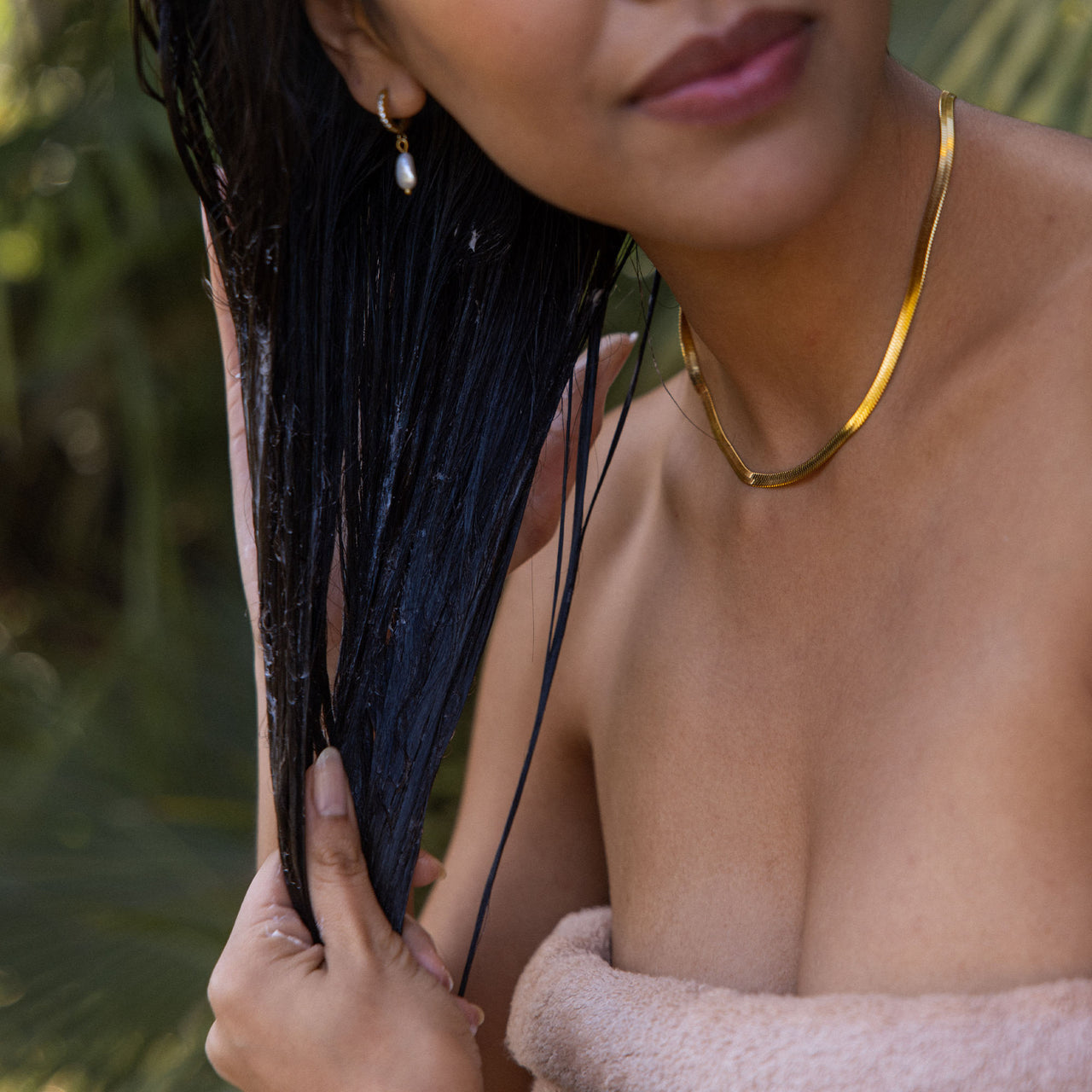 Hawaiian Gloss Haircare Set mit nährender Hibiskusmaske und Kukui Öl, zeigt feuchtes, glänzendes Haar voller Aloha-Feeling.