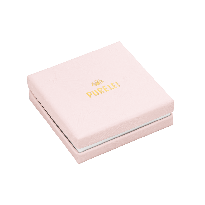 Elegante Pure Fußkettchen Verpackung in zartem Rosa mit goldenem PURELEI Logo, feminine Premium-Ästhetik.