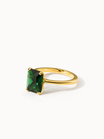 Goldring mit grünem, facettiertem Stein von PURELEI, elegant und modern.