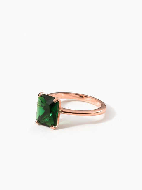 Roségoldener Ring mit grünem Edelstein, elegant und feminin, von PURELEI.