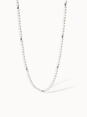 Perlenkette in Weiß mit silbernen Akzenten von PURELEI, elegant und zeitlos.