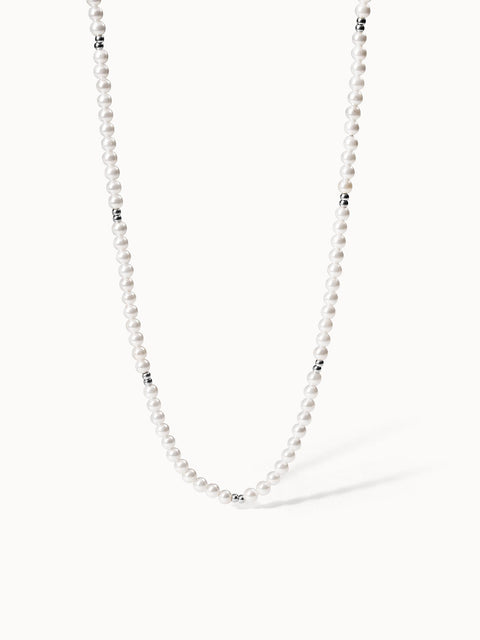 Perlenkette in Weiß mit silbernen Akzenten von PURELEI, elegant und zeitlos.