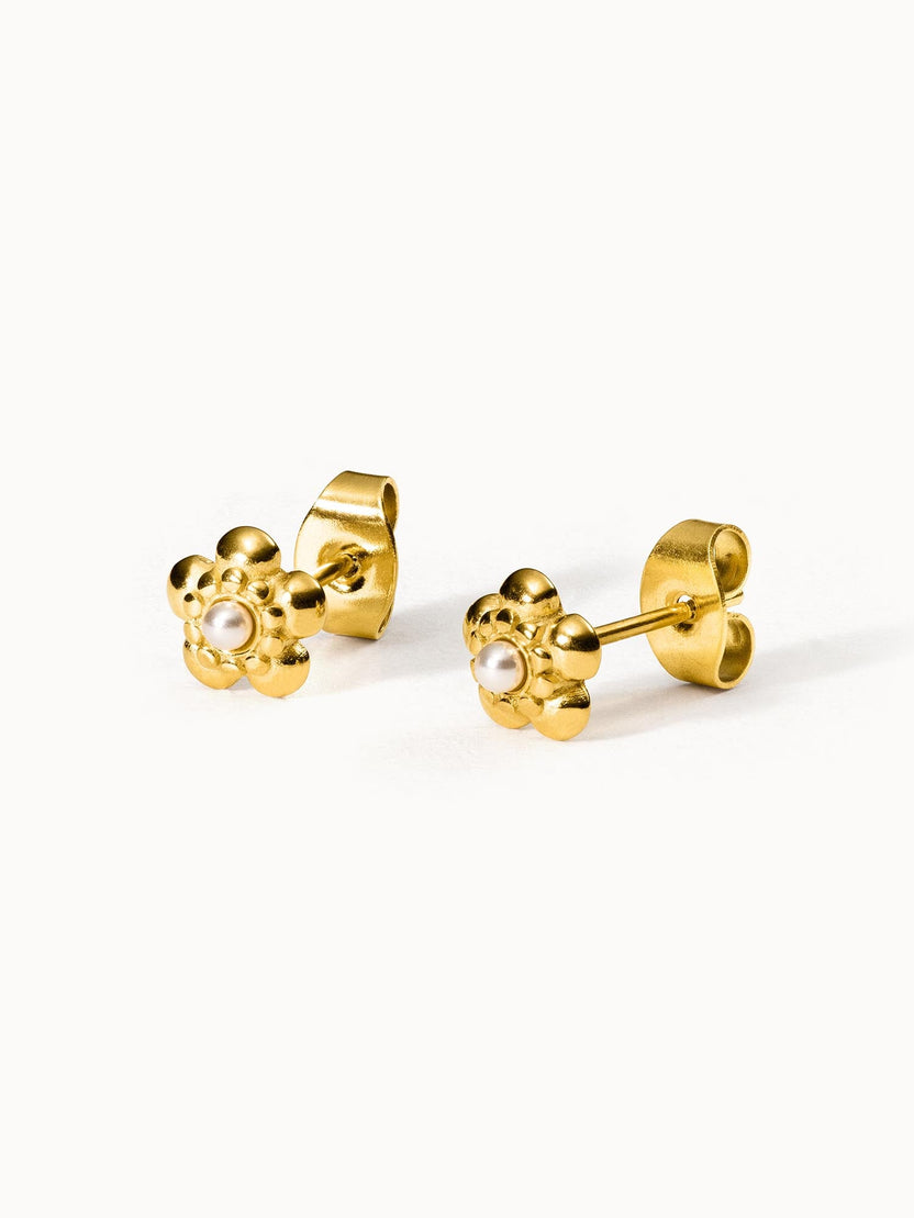 Goldene Blütenohrringe mit Perle von PURELEI, elegant und feminin.