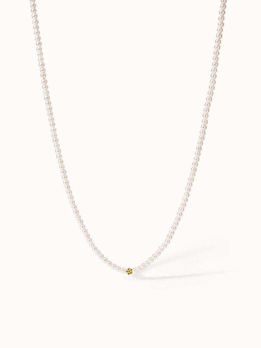 Perlenkette mit goldenem Detail, elegant und feminin, von PURELEI.