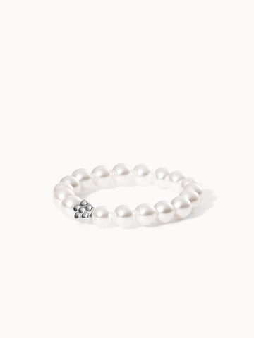 Anxiety Shiny Bloom Ring aus weißen Seashell-Perlen mit silberner Blüte, elastisch, PURELEI, feminine Eleganz.