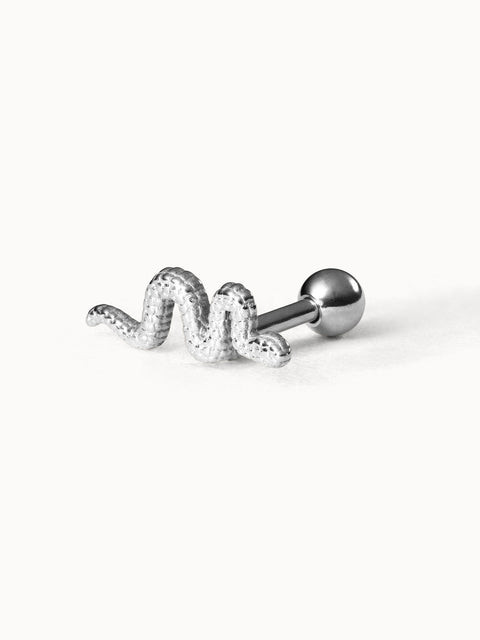 Silberner Ohrstecker in Schlangenform von PURELEI, modern und elegant.