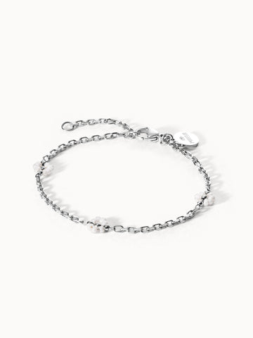 Silbernes Armband mit weißen Perlen, elegant und modern, von PURELEI.