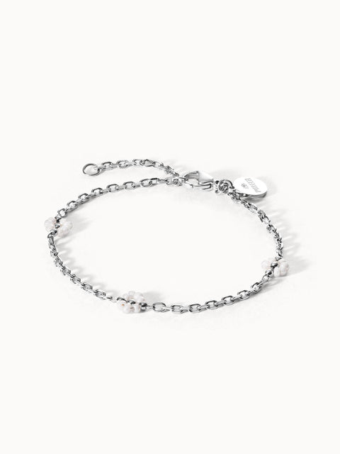 Silbernes Armband mit weißen Perlen, elegant und modern, von PURELEI.