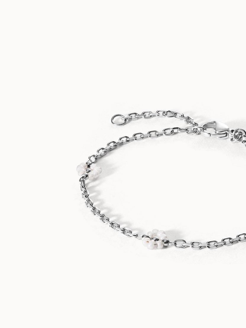 Silbernes Armband mit weißen Perlen, elegant und modern, von PURELEI.